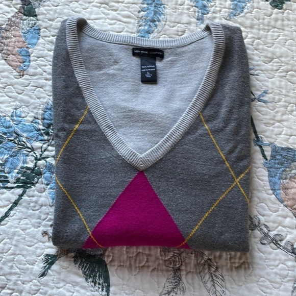 Argyle Grey and Fuchsia V-Neck Seater - Picture 3 of 7